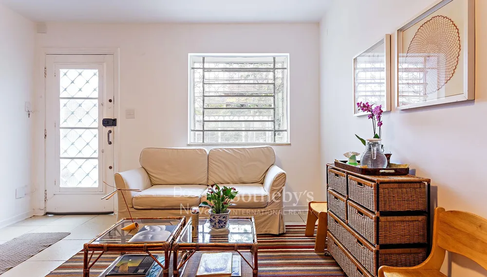 Casa versátil próxima à Vila Madalena com ambientes bem distribuídos ...