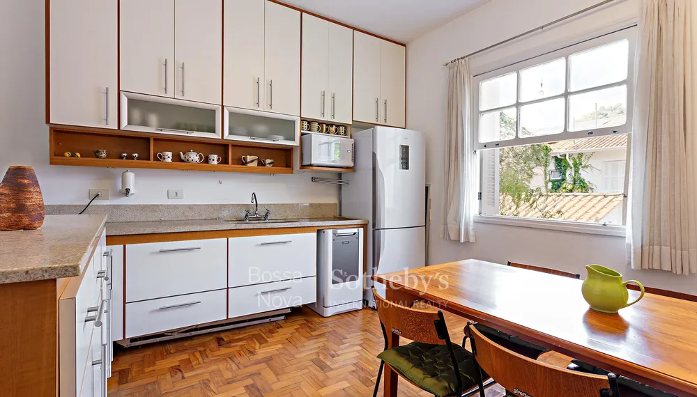 Casa versátil próxima à Vila Madalena com ambientes bem distribuídos ...