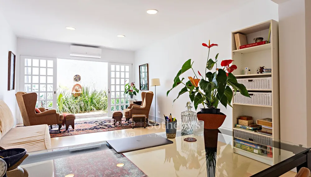 Casa versátil próxima à Vila Madalena com ambientes bem distribuídos ...